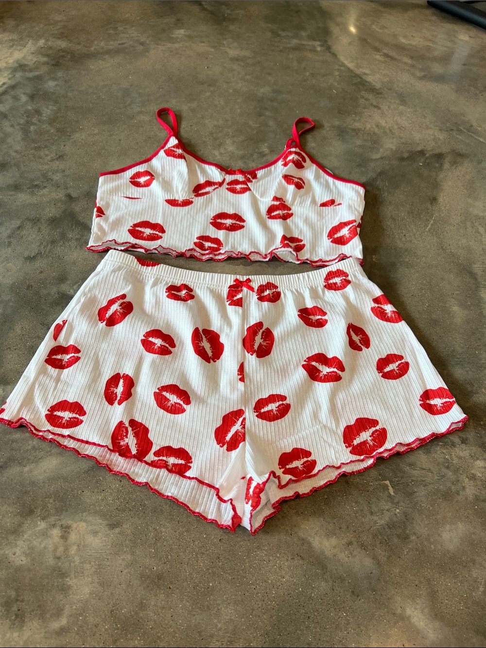Women's White & Red Kiss-Print Cami and Shorts Sleep Set